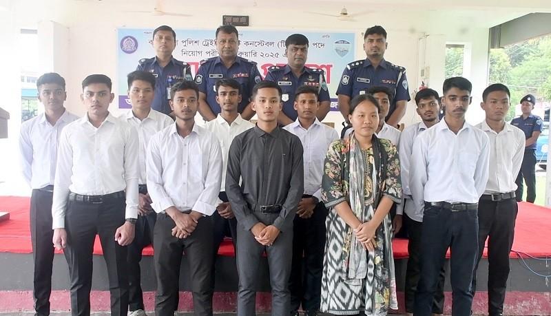 খাগড়াছড়িতে ১২০ টাকায় পুলিশের চাকরি পেলেন ৯ জন